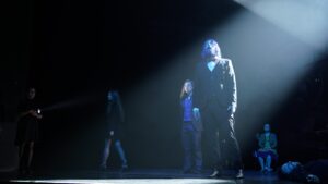 Schauspieler auf der Bühne im Volkstheater