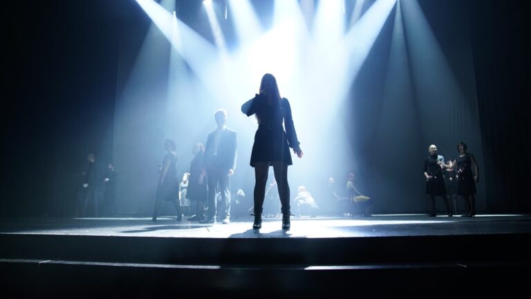 Schauspielerin auf der Bühne. Voll beleuchtet.