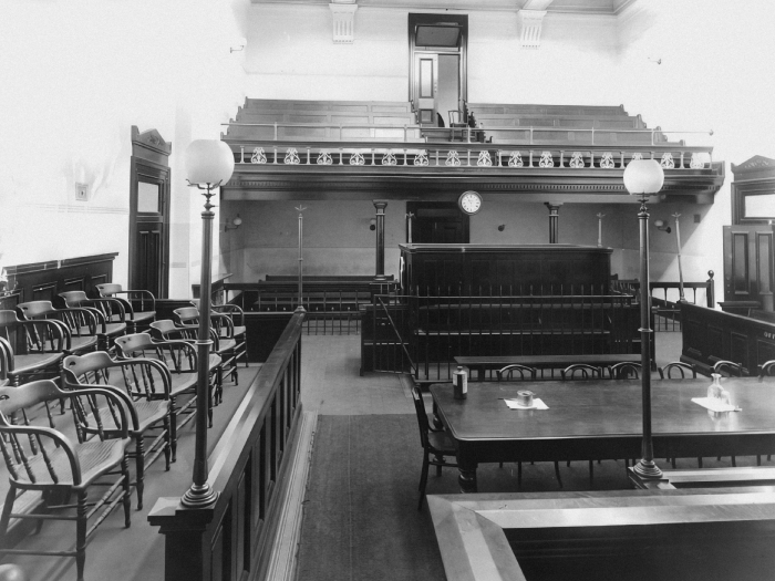 Foto von <a href="https://unsplash.com/de/@mhnsw?utm_source=unsplash&utm_medium=referral&utm_content=creditCopyText">Museums of History New South Wales</a> auf <a href="https://unsplash.com/de/fotos/ein-schwarz-weiss-foto-eines-esszimmers-d0mGd9unG6w?utm_source=unsplash&utm_medium=referral&utm_content=creditCopyText">Unsplash</a>
      