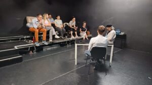 Führungskraft und Mitarbeiterin im Gespräch, Symbolbild für Soft Skills und Kommunikation im Unternehmen