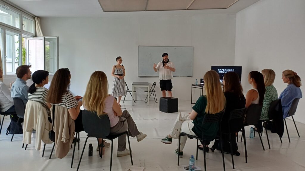 Schwierige Gespräche üben, bevor sie im echten Leben passieren: Der Rückblick auf die Premiere von Experience Simulation mit LIATRIS, ein halber Tag, zwei Simulationsrunden, ein rotes Faden-Werkzeug.
